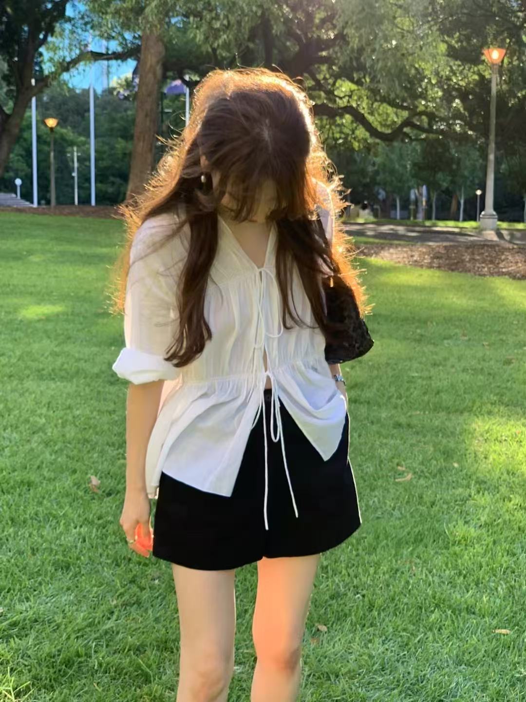 오버무드 레이어드 셔링 리본 끈 브이넥 얇은 긴팔 여름 블라우스 - 메인 이미지