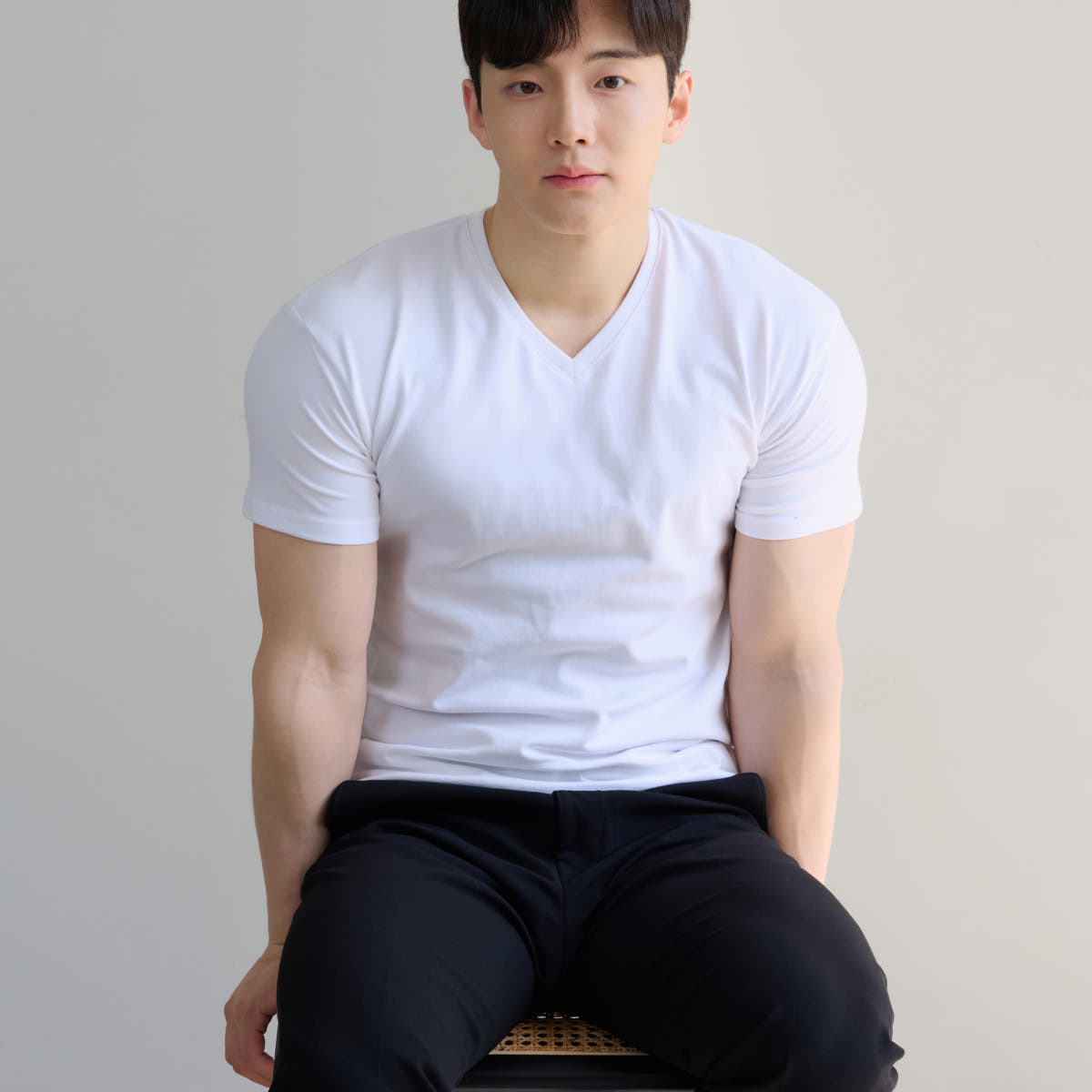핵쿨남 어깨넓어보이는 남자 머슬핏 반팔 브이넥 티셔츠