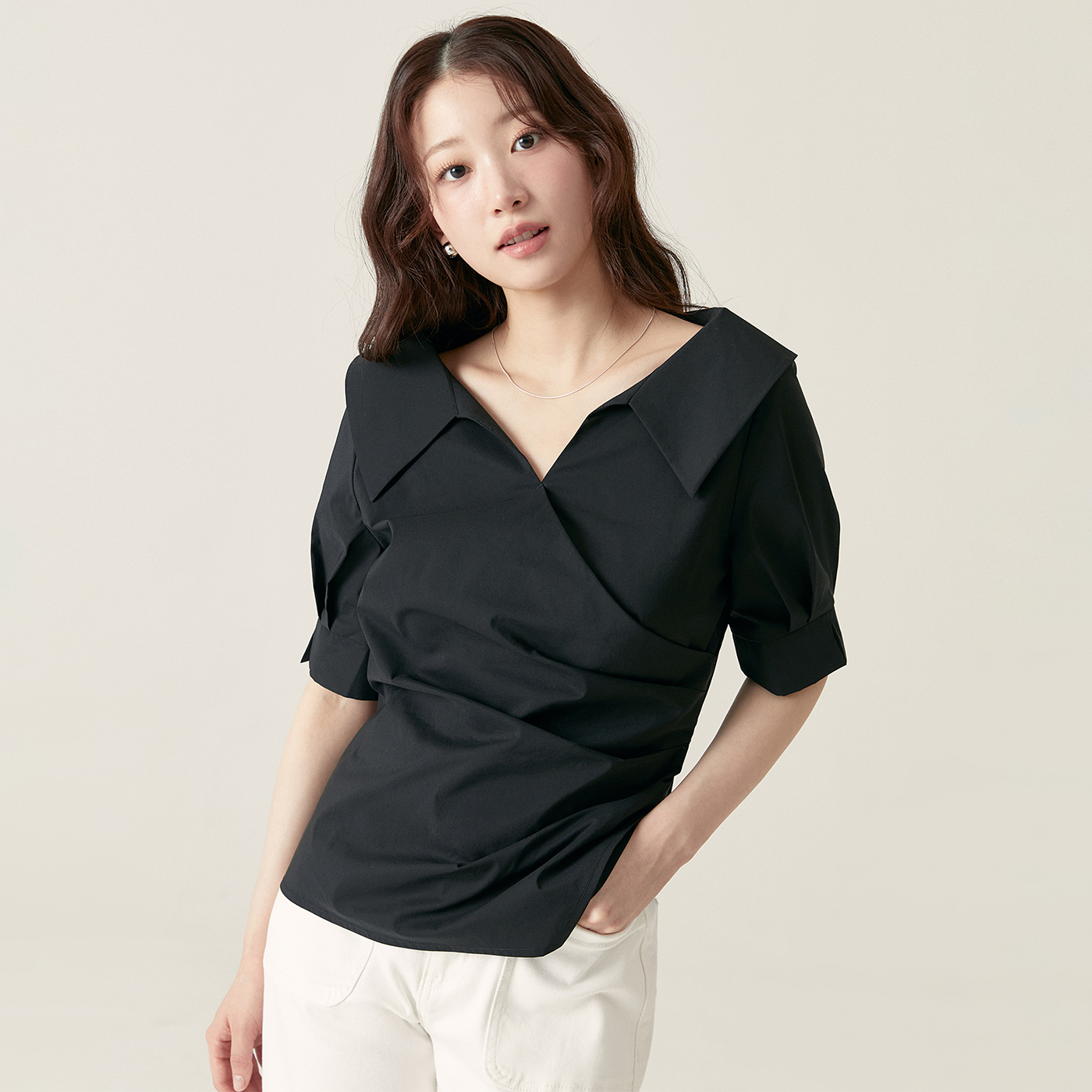 로엠 오픈카라 랩 블라우스 RMBLF25R99 - 상세 이미지 5