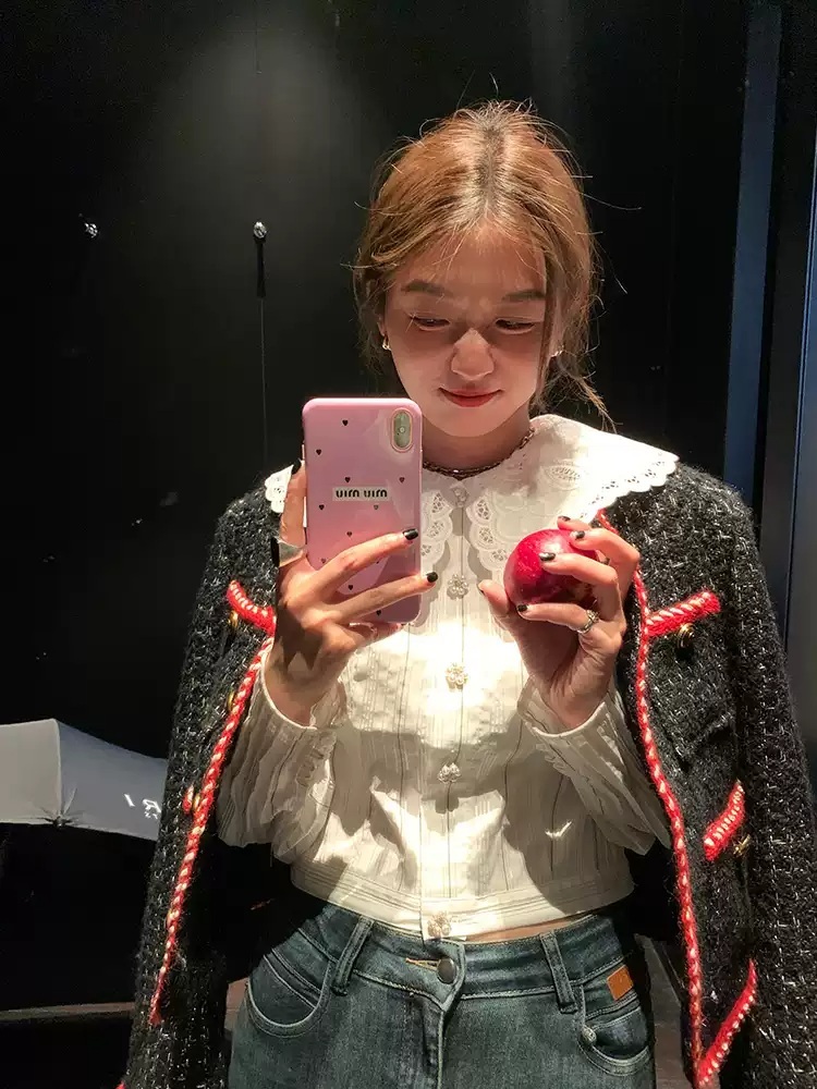 빅카라 스트라이프 크롭셔츠 블라우스 고급 디자인 봄여름 유니크 진주꽃단추 스타일 화이트 - 상세 이미지 3