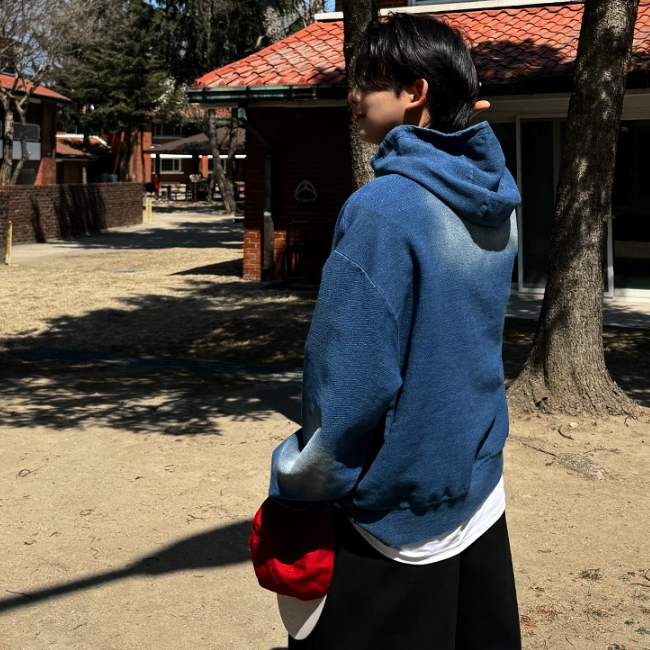 남자 르가 박스 루즈 오버핏 샌디 레터링 워싱 데님 후드티 - 상세 이미지 3
