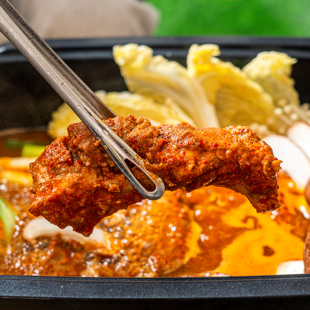 등갈비 찜 쪽갈비 매운 김치 돼지 캠핑 밀키트 돼지갈비찜 800g, 1개 이미지 8