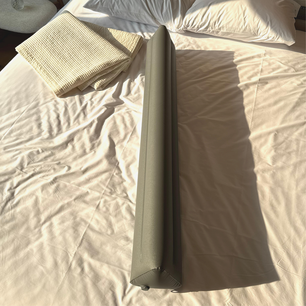 쿠르쿠르 휴대용 에어 침대가드 바디필로우 여행용 캠핑용 죽부인 튜브형