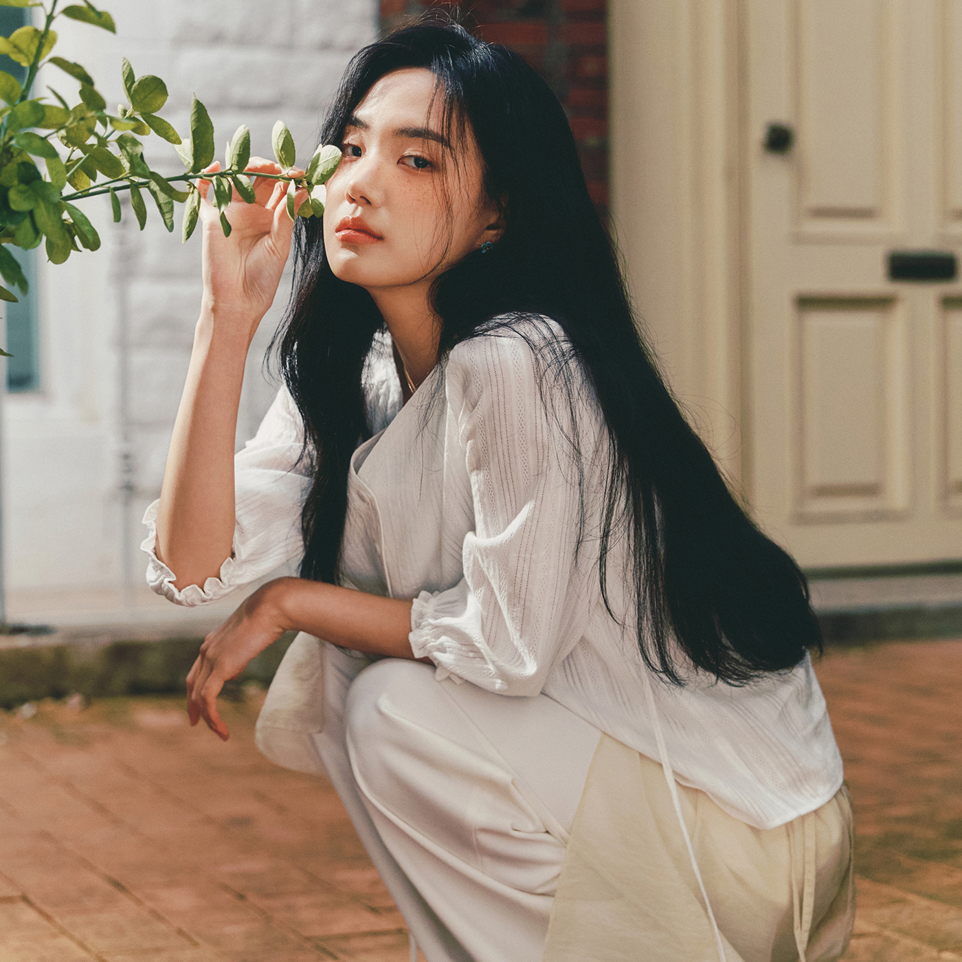 로엠 브이넥 스트랩 블라우스 RMBLF38R98 이미지 7