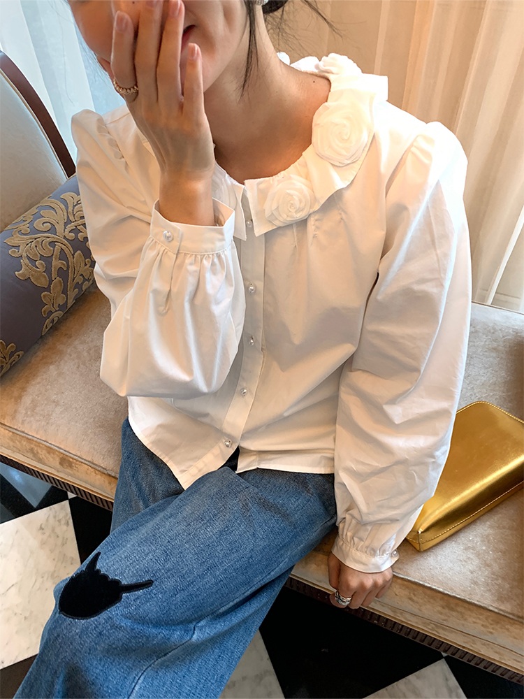 라운드넥 장미코사지 긴팔크롭셔츠 블라우스 유니크 디자인 진주단추 순면 봄 가을 화이트 - 상세 이미지 3