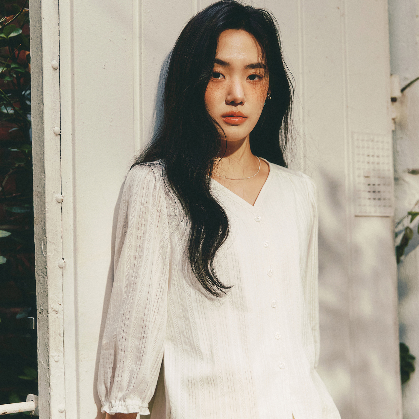 로엠 브이넥 스트랩 블라우스 RMBLF38R98 이미지 6