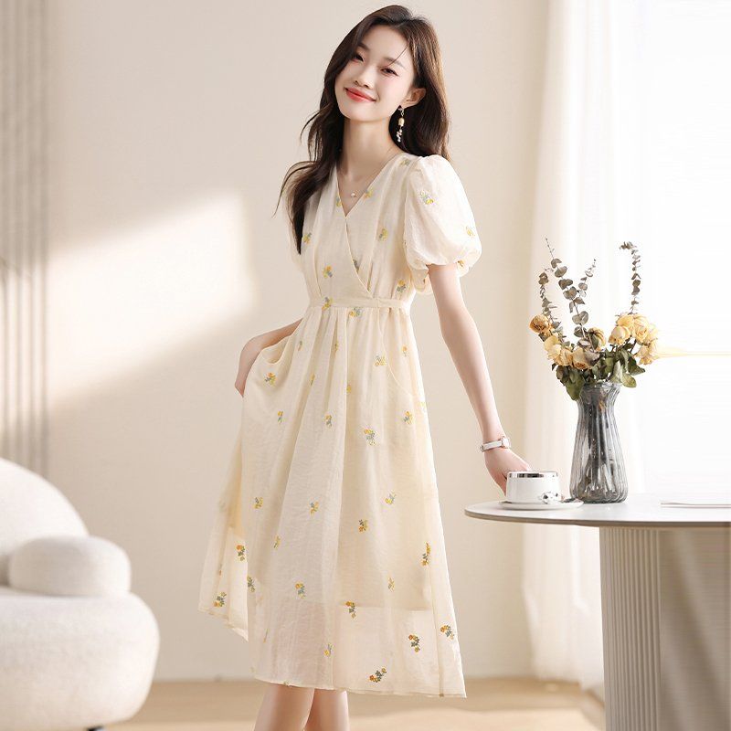 여성 봄 여름 브이넥 퍼프소매 플라워 자수 롱 원피스 허리 리본 A라인 미색 - 상세 이미지 4