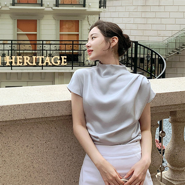 샤를린 하프넥 사이드 셔링 새틴 반팔 블라우스 bs8127