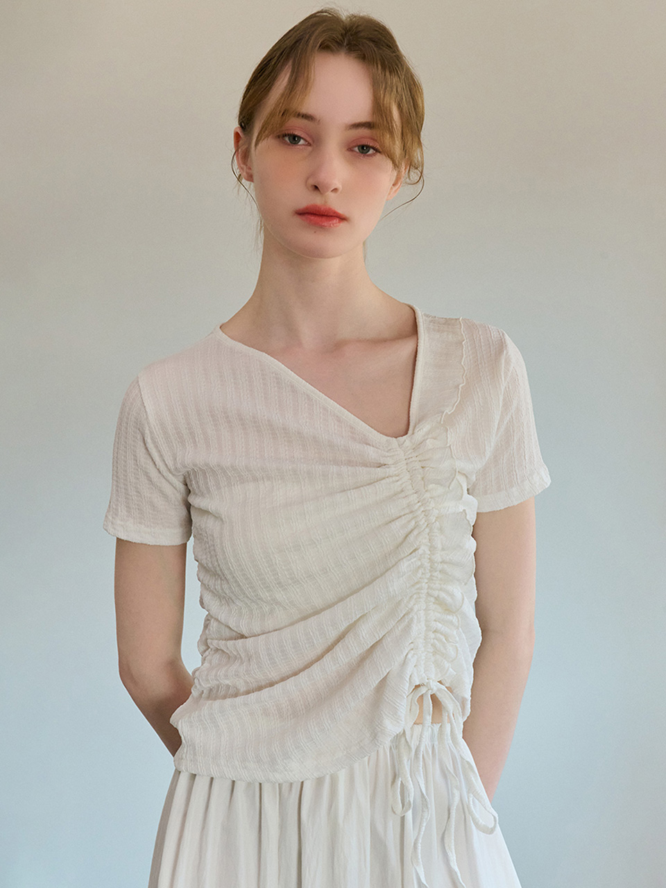 [CAMINO] 스트랩 V넥 프릴 블라우스 화이트