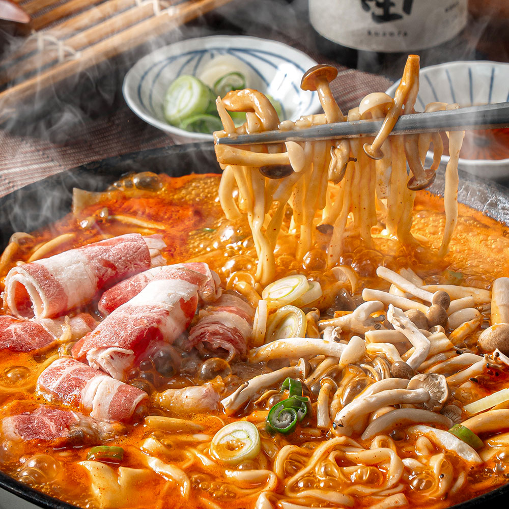 얼큰 우삼겹 버섯 칼제비 칼국수 수제비 밀키트 캠핑 요리 음식 홈파티 집들이 - 메인 이미지