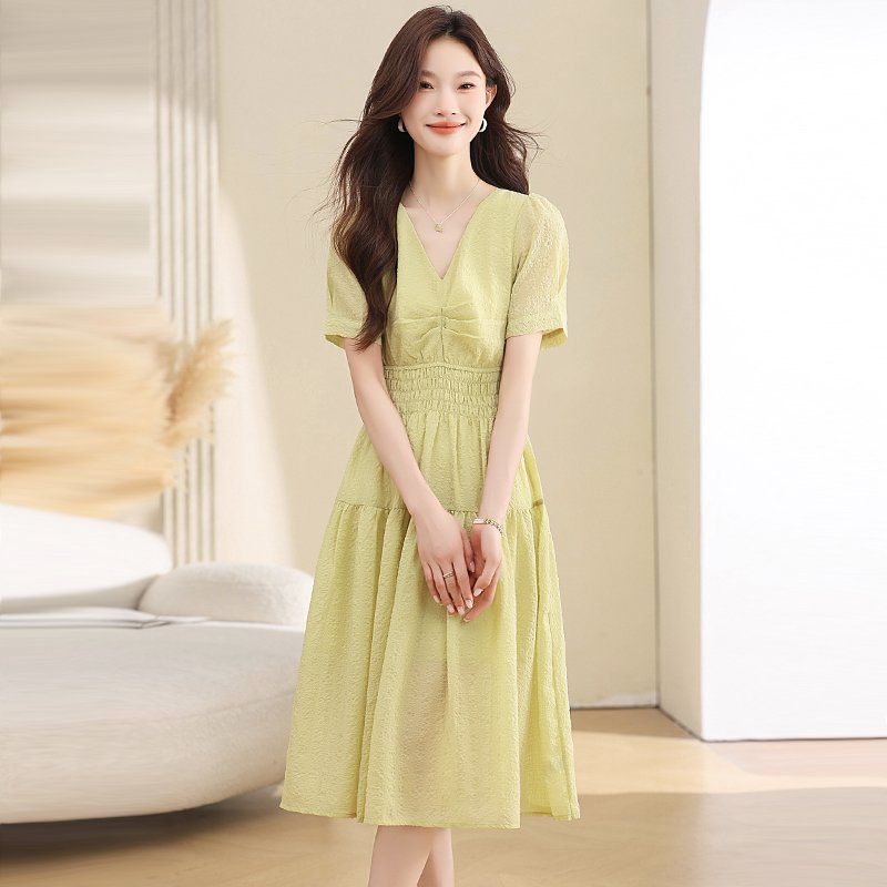 봄 여름 브이넥 스모킹 허리 밴딩 반팔 롱 원피스 핀턱 셔링 A라인 데일리룩 옐로우그린 - 상세 이미지 4