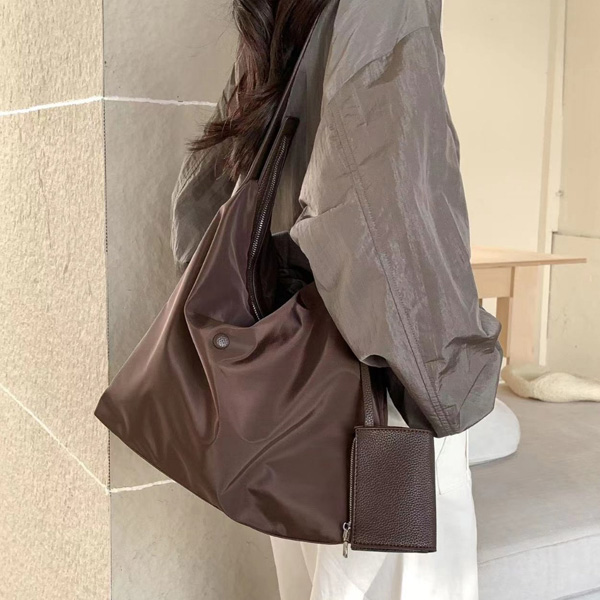 (파우치포함) 빅백 숄더백 가벼운 나일론 데일리 여행 가방 M1224147 - 상세 이미지 4