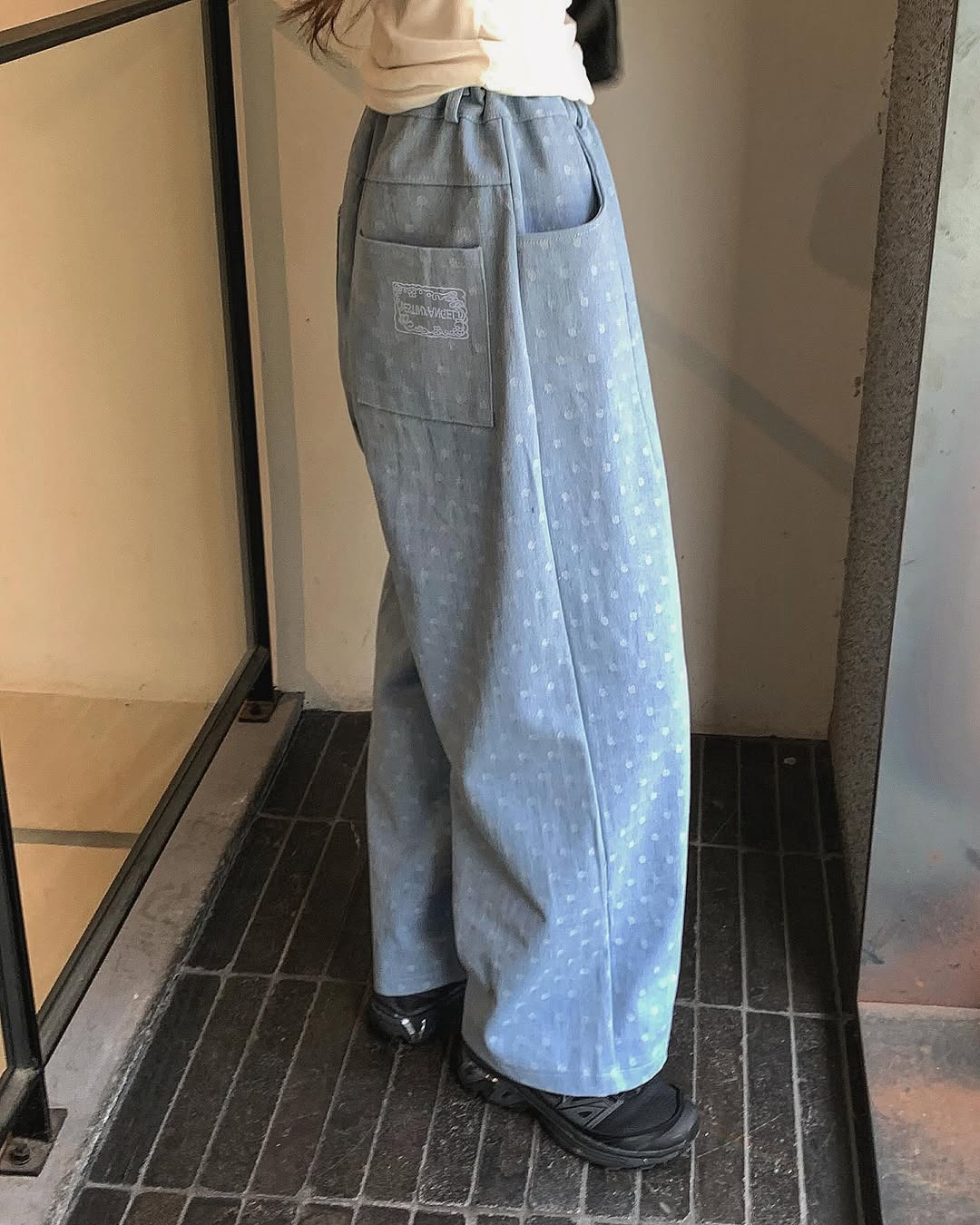 오버무드 여성 땡땡이 도트 스트링 포켓 패치 흑청 연청 와이드 데님 팬츠 2color - 상세 이미지 3