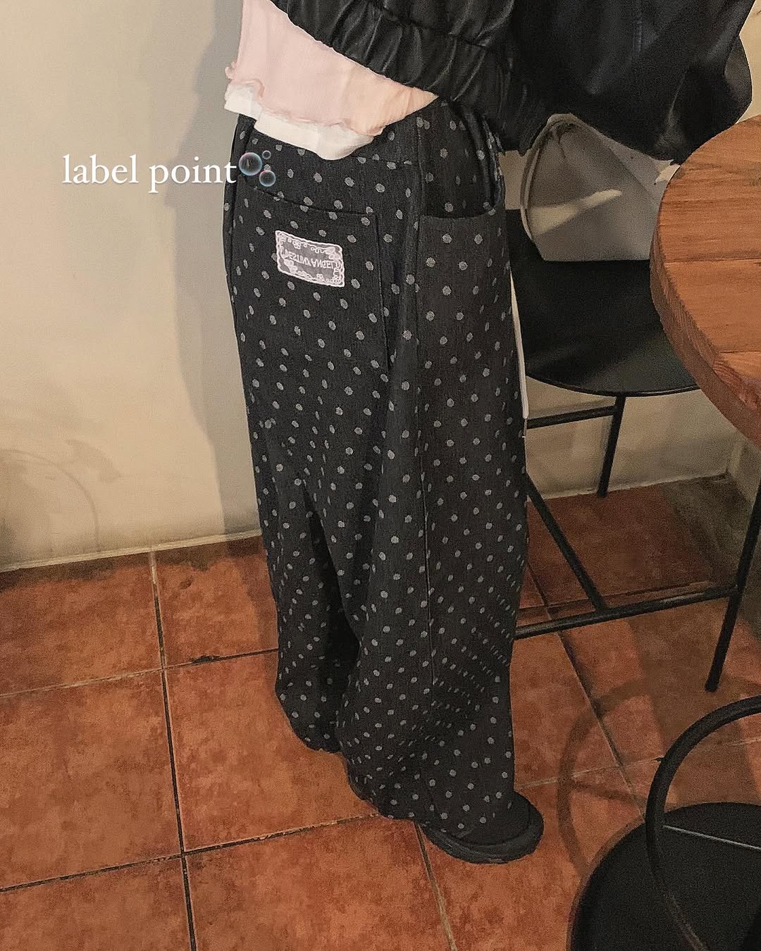 오버무드 여성 땡땡이 도트 스트링 포켓 패치 흑청 연청 와이드 데님 팬츠 2color - 상품 이미지