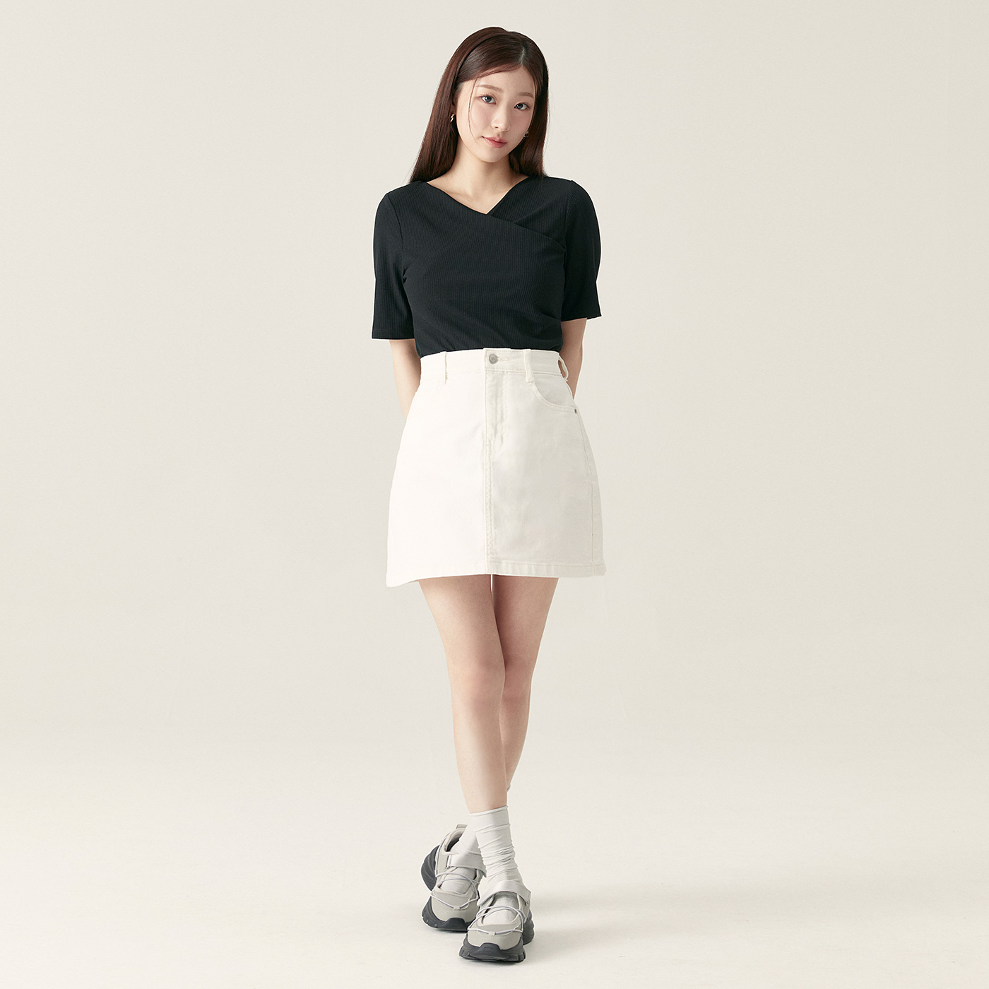 로엠 데님 미니스커트 RMWJF23G17 - 메인 이미지