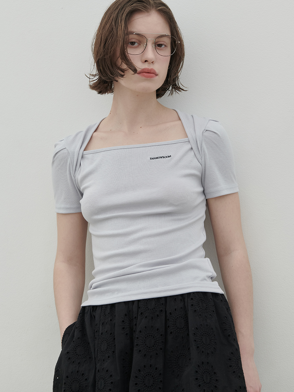 320쇼룸 에디 스퀘어넥 자수 티셔츠 그레이 - 상품 이미지