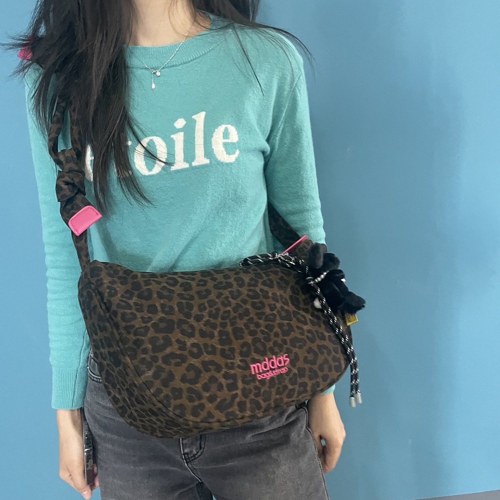 호피 유럽여행가방 가벼운 여행용 크로스백 보부상 크로와상 슬링백 반달크로스백 캔버스 미니