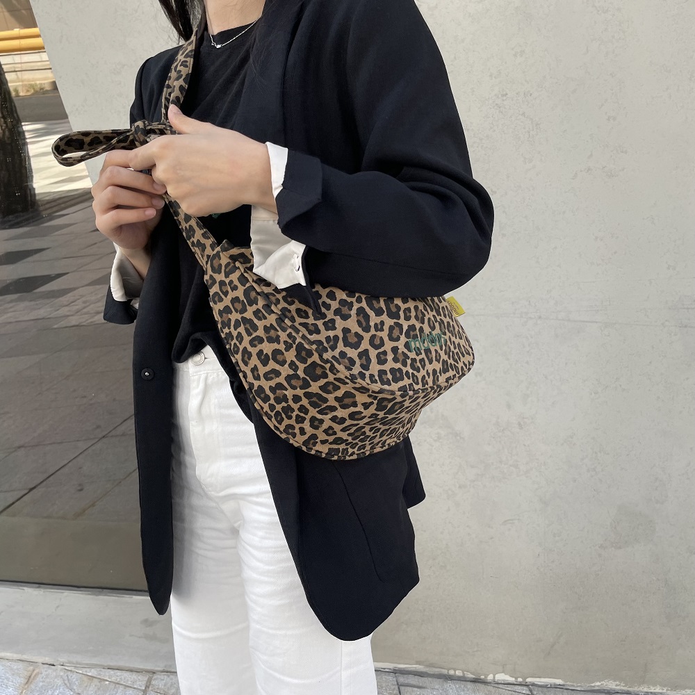 호피 유럽여행가방 가벼운 여행용 크로스백 보부상 크로와상 슬링백 반달크로스백 캔버스 미니