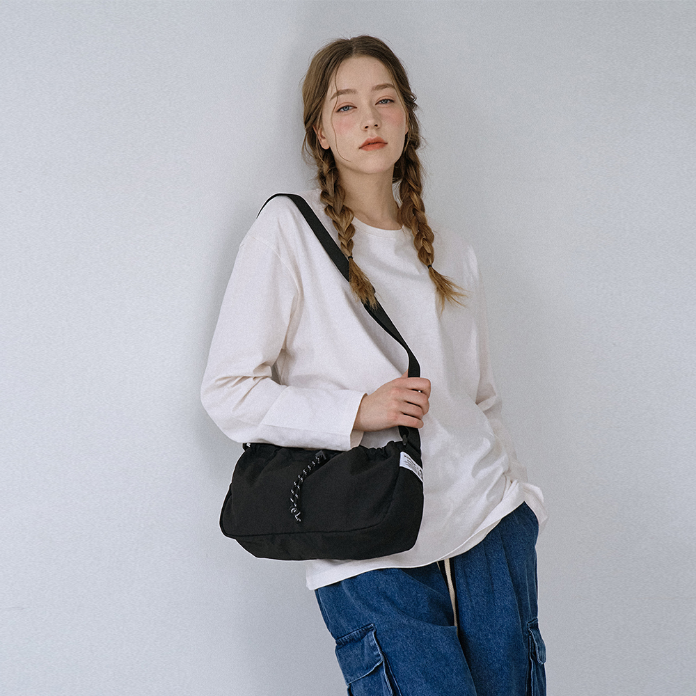 [비아모노] 트루비 스트링 크로스백 데일리 여행용 나일론 가벼운 숄더백 블랙