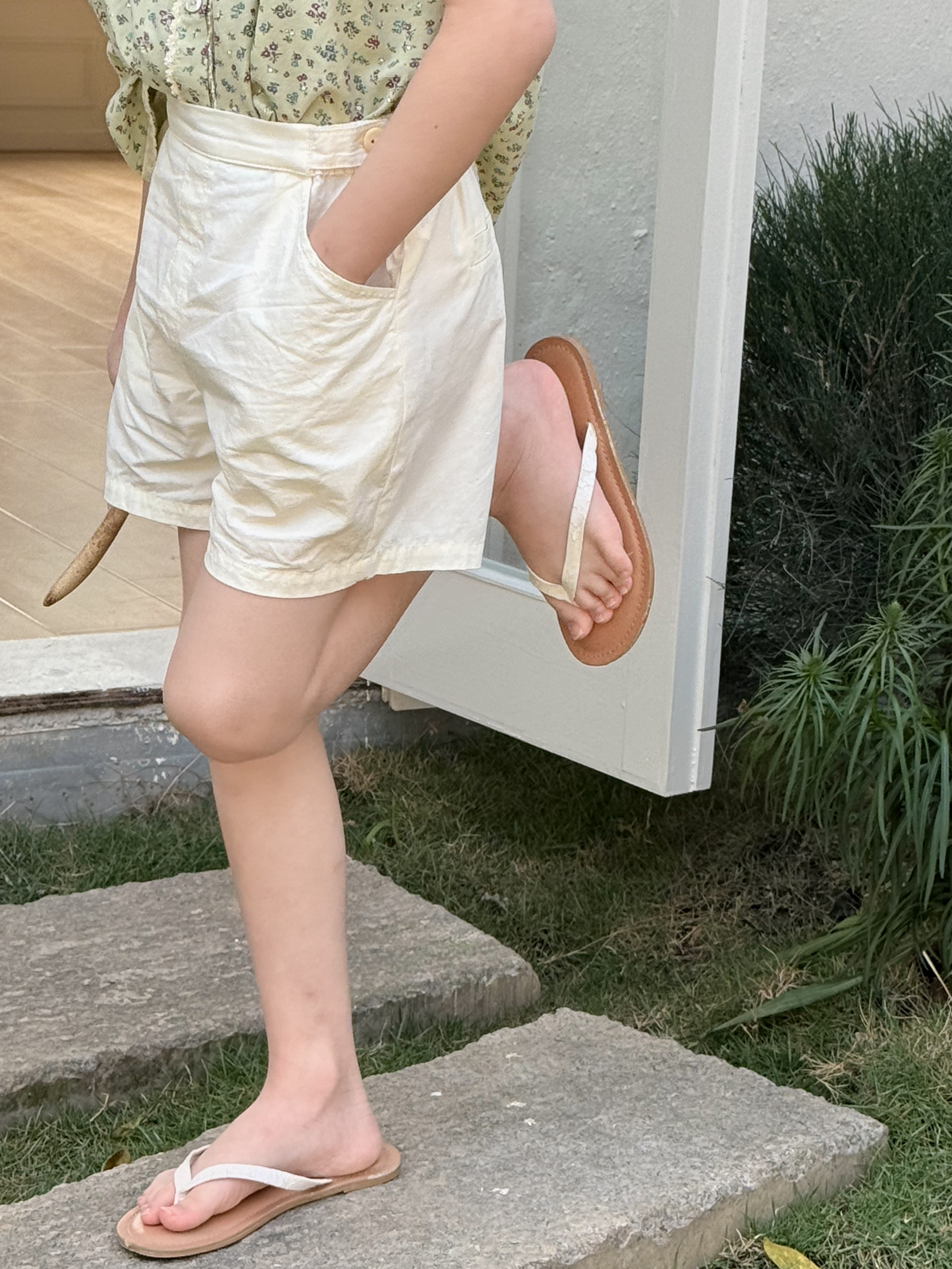 Irene's Closet 솔리드 링클 가공 순면 나무단추 3부 반바지 유아 주니어 여름 - 상세 이미지 2