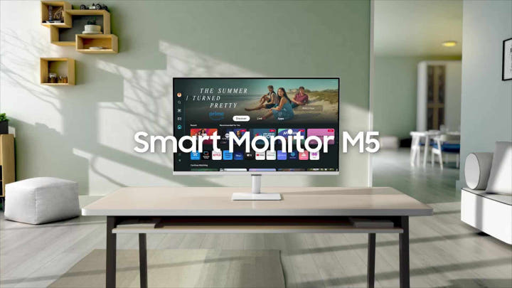 삼성 M5 TV의 깔끔한 화이트 에디션과 접이식 스탠드