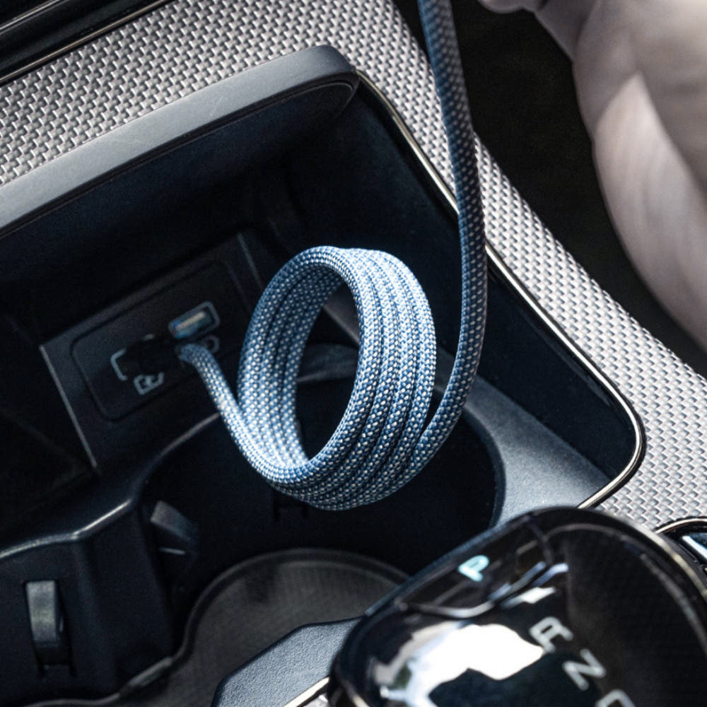 깔끔한 책상 위 케이블 배치