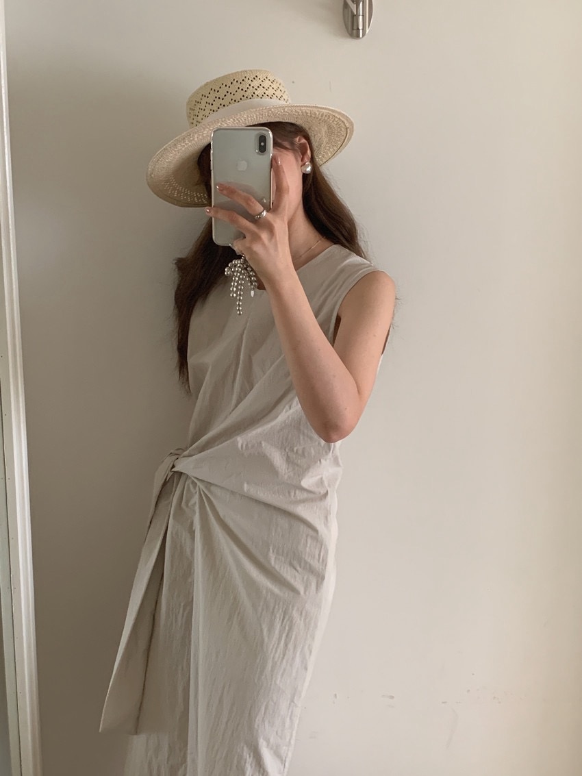 크레마 나시 라운드넥 허리 매듭 리본 꼬임 일자 플레어 여름 민소매 롱 원피스 - 상품 이미지