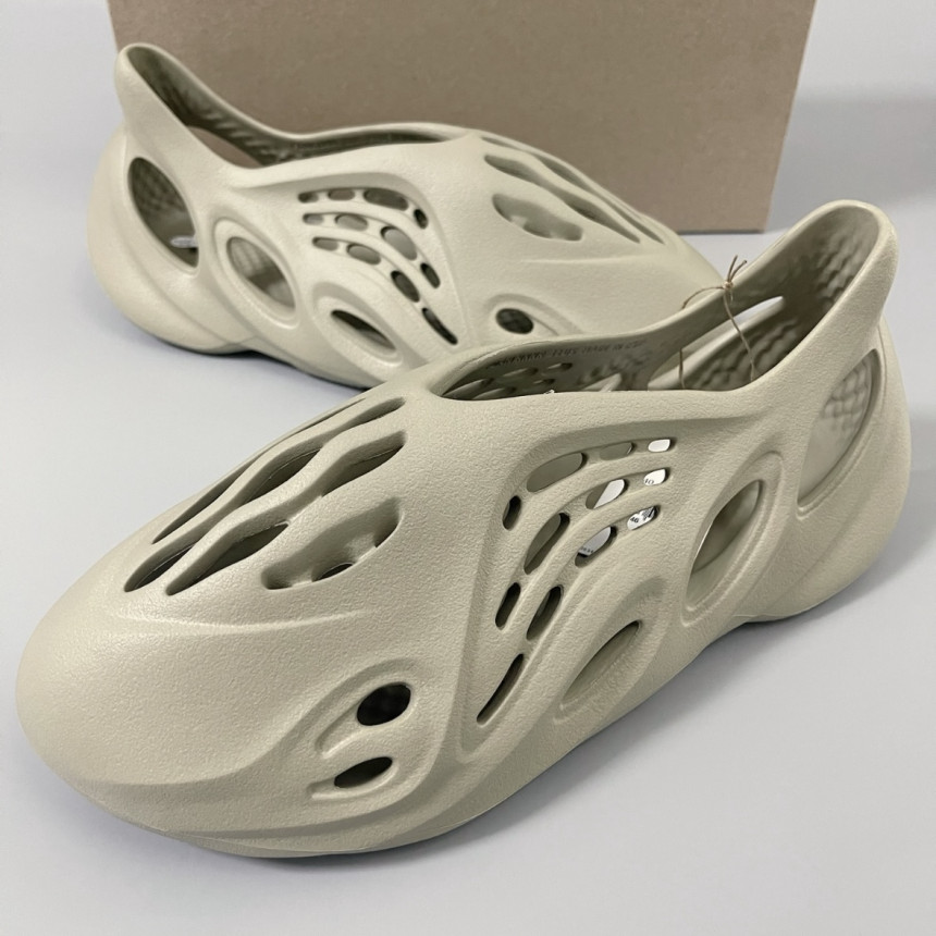 아디다스 이지 폼 러너 스톤 솔트 GV6840