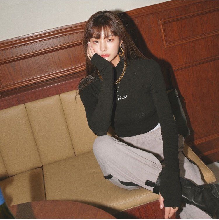 피치기모 슬림핏 레터링 크롭 긴팔티 라운드넥 면티 데일리 기본 봄 가을 블랙 - 상품 이미지