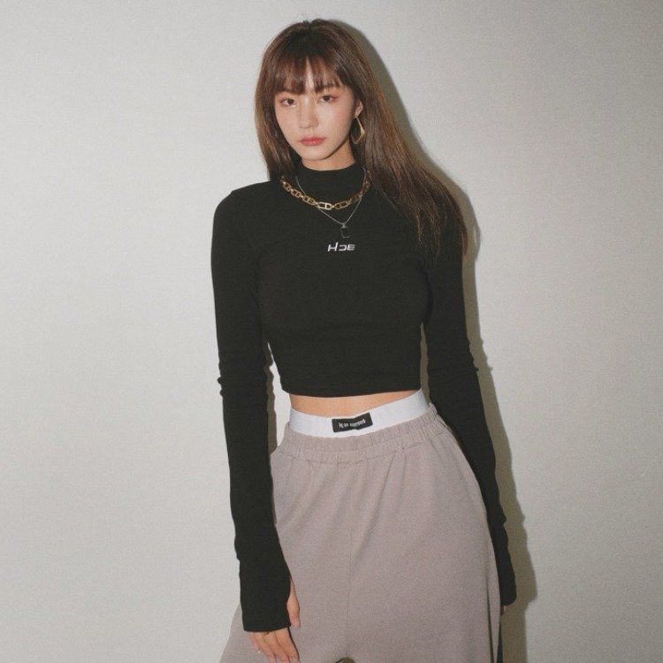 피치기모 슬림핏 레터링 크롭 긴팔티 라운드넥 면티 데일리 기본 봄 가을 블랙 - 상세 이미지 2