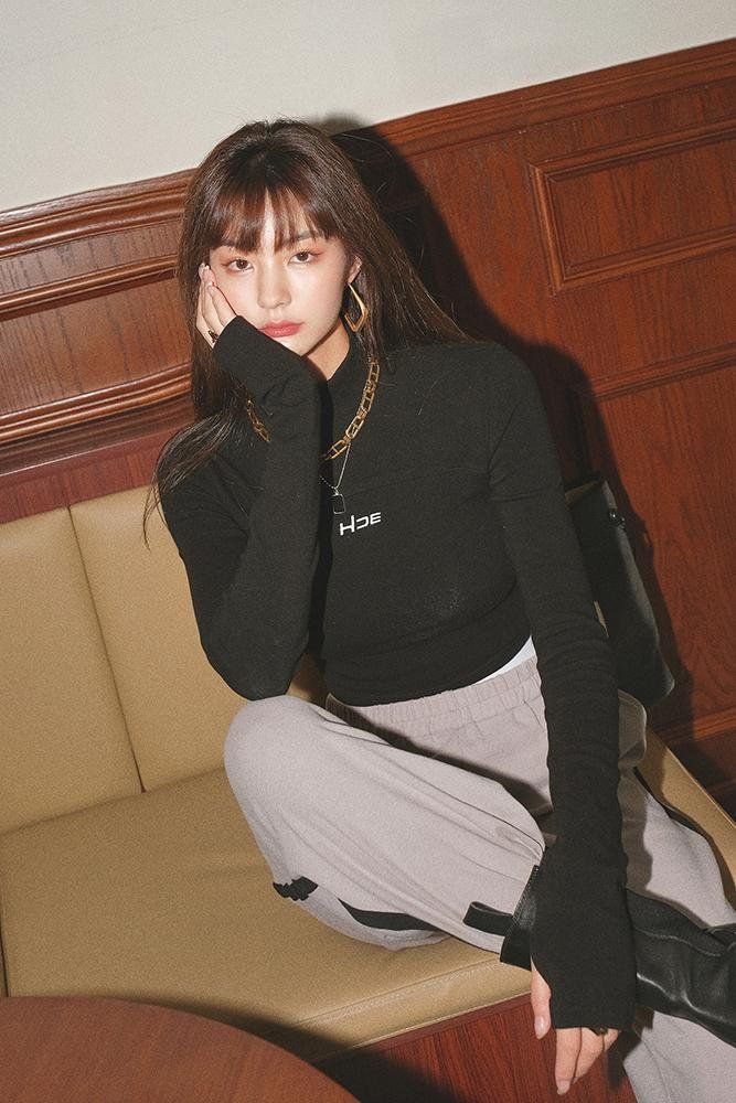 피치기모 슬림핏 레터링 크롭 긴팔티 라운드넥 면티 데일리 기본 봄 가을 블랙 - 상세 이미지 5