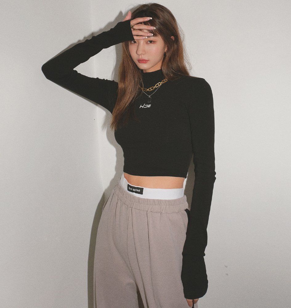 피치기모 슬림핏 레터링 크롭 긴팔티 라운드넥 면티 데일리 기본 봄 가을 블랙 - 상세 이미지 4