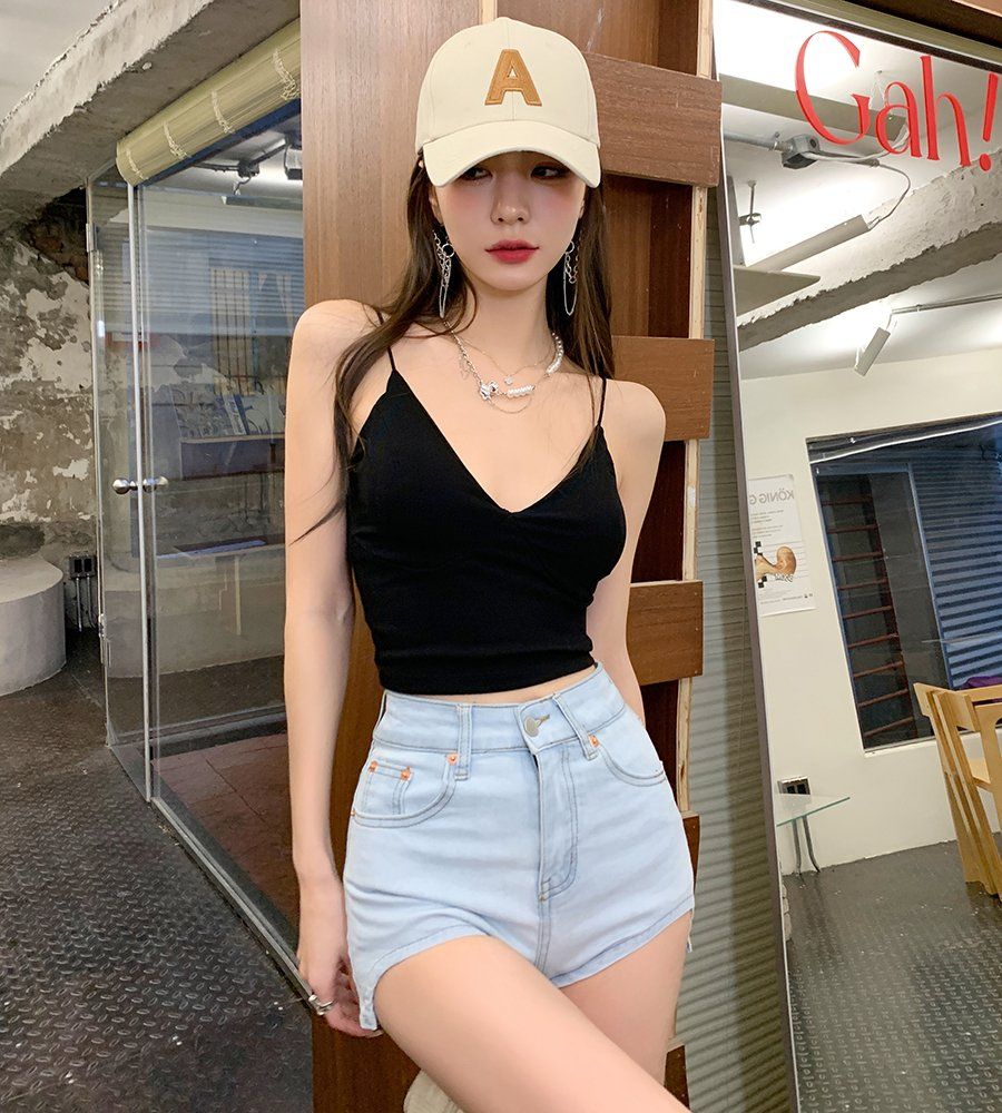 봄 여름 데일리 스트릿 브이넥 끈나시 슬림핏 크롭 탑 블랙 - 상세 이미지 4