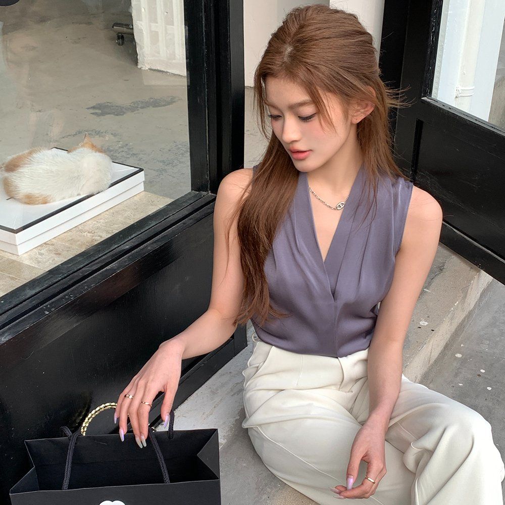 봄 여름 데일리 오피스룩 브이넥 핀턱 플리츠 민소매 나시 루즈핏 블라우스 퍼플 - 상세 이미지 3