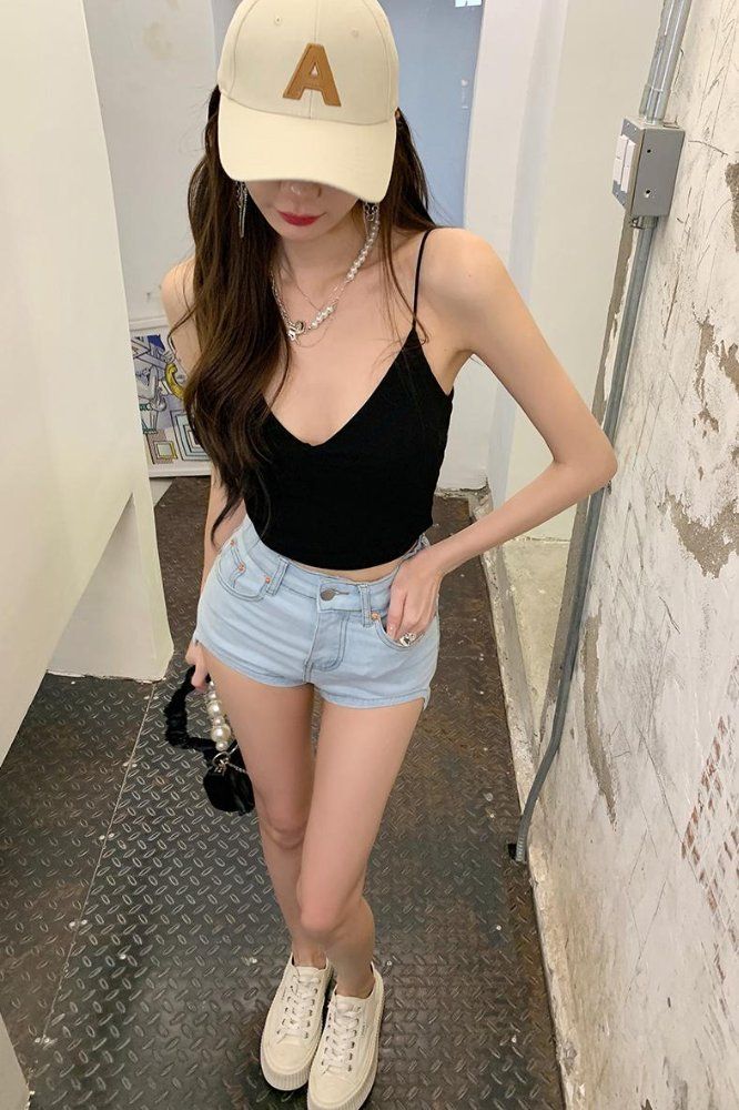 봄 여름 데일리 스트릿 브이넥 끈나시 슬림핏 크롭 탑 블랙 - 상세 이미지 5