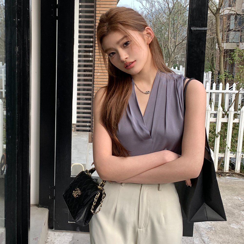 봄 여름 데일리 오피스룩 브이넥 핀턱 플리츠 민소매 나시 루즈핏 블라우스 퍼플 - 상세 이미지 2