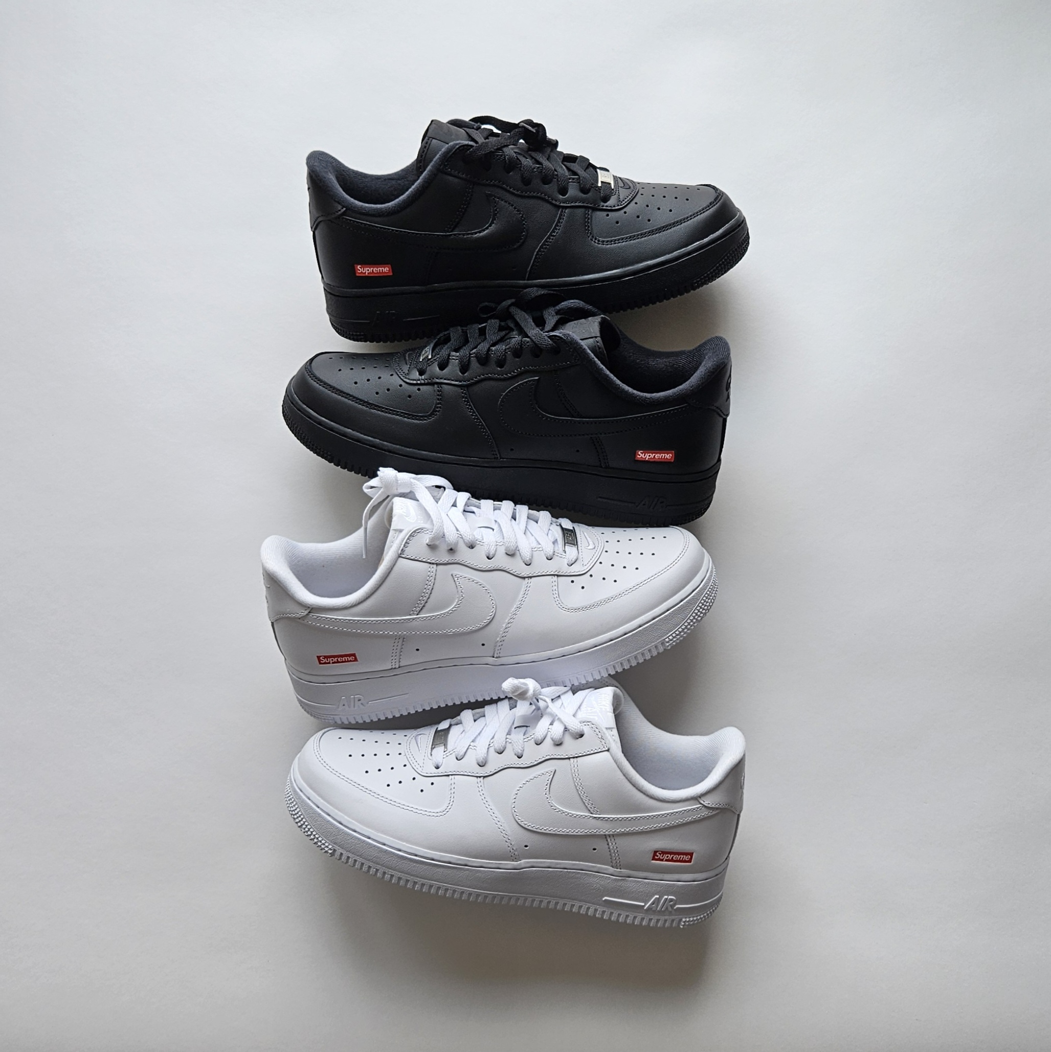 나이키 슈프림 에어포스 1 로우 화이트 블랙 CU9225