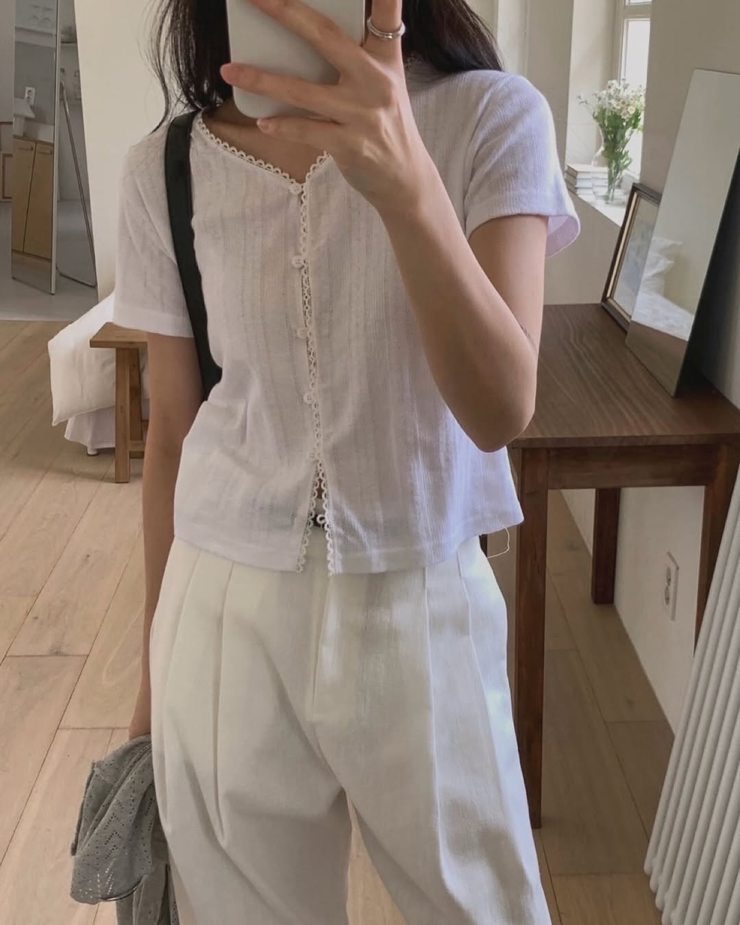 오버무드 여성 여름 신상 레이스 라운드넥 레이어드 이너 자수 반팔 블라우스 2color - 메인 이미지
