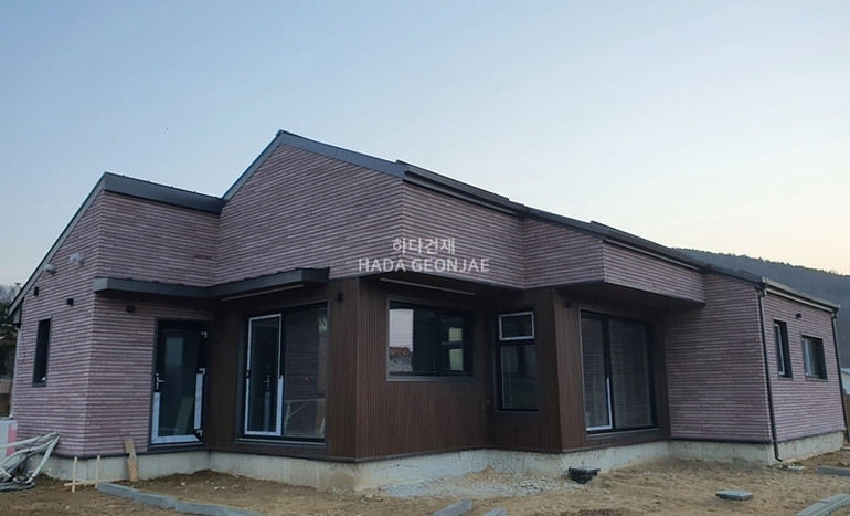 모노타일 롱와이드 500x50x18T 레드 / 하다건재 시공사례