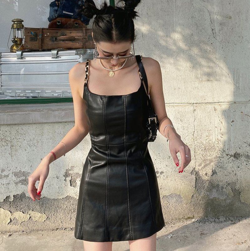 봄 가을 스트릿 시크 체인 스트랩 스퀘어넥 레더 슬림핏 A라인 미니 원피스 블랙