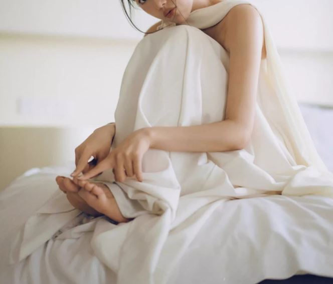 내추럴 실크무드 드레이프 스트랩리스 웨딩드레스 셀프웨딩 본식 촬영용 - 상세 이미지 3