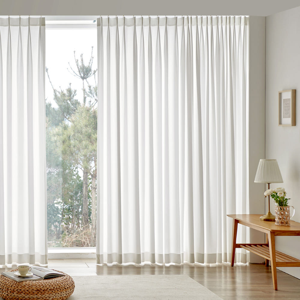 카페처럼 연출된 거실에 설치된 시그니처 도톰쉬폰커튼