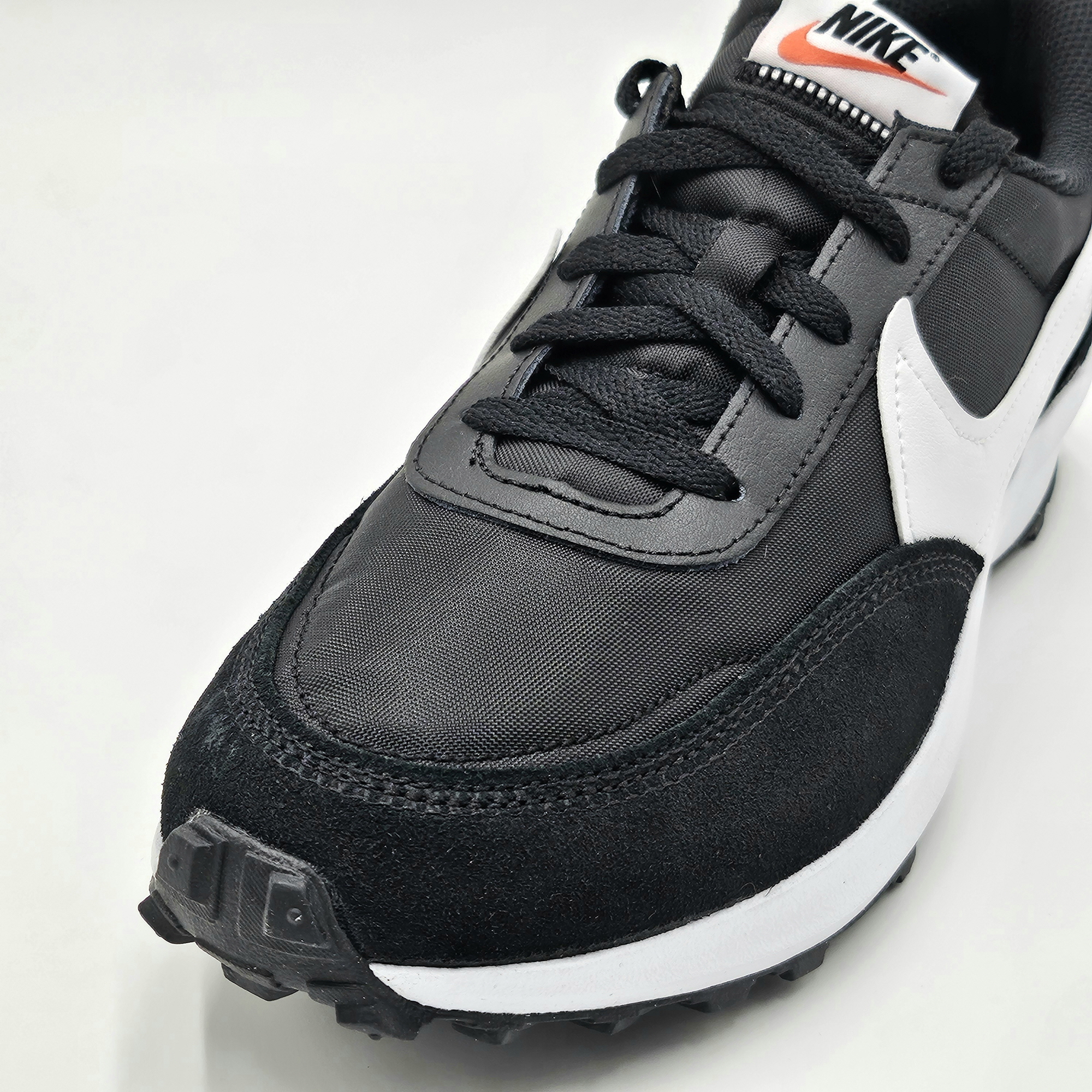 [오늘출발] 나이키 남녀공용 커플 운동화 런닝화 와플 데뷰 발편한 데일리 운동화 블랙(화이트로고), 255 이미지 7