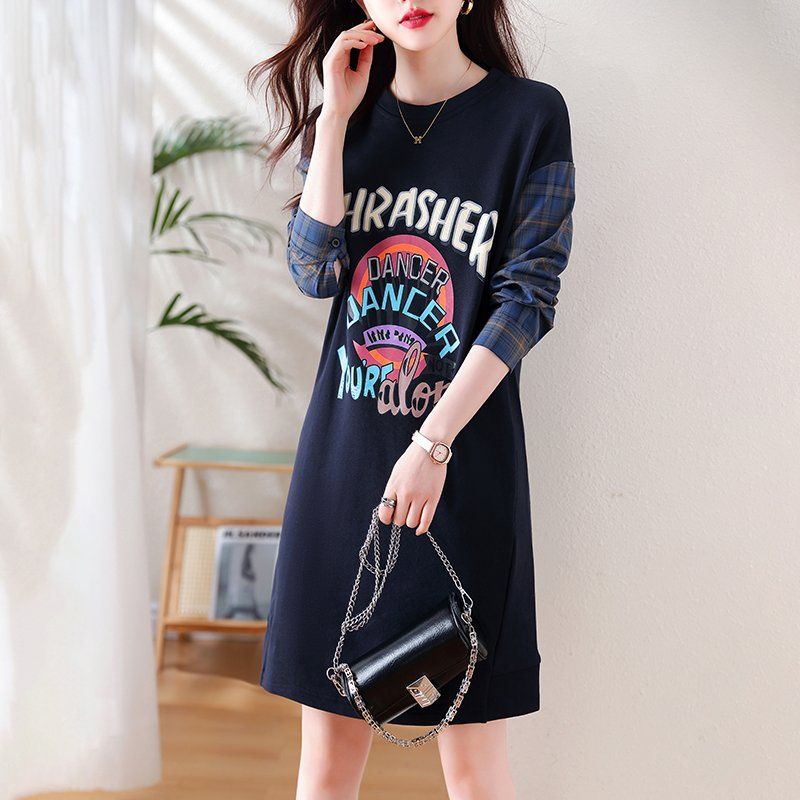 봄 가을 여성 캐주얼 루즈핏 라운드넥 레터링 프린트 체크소매 배색 빅사이즈 롱 원피스 네이비 - 상세 이미지 3