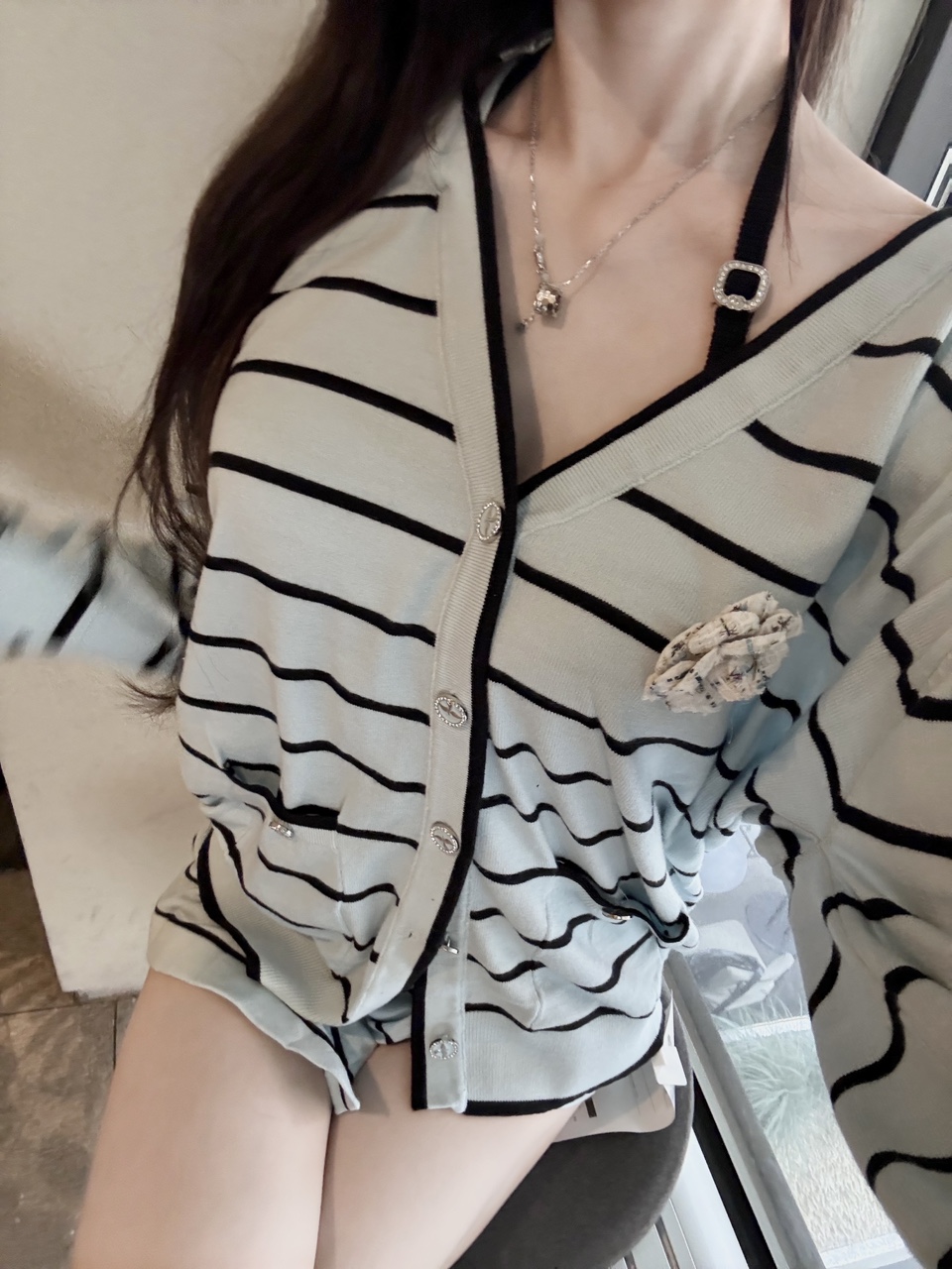 [수입/3set] 제니 블루 스트라이프 큐빅 소프트 브이넥 니트 가디건+랩 치마바지+홀터넥 나시  쓰리피스 세트 상세 이미지 4