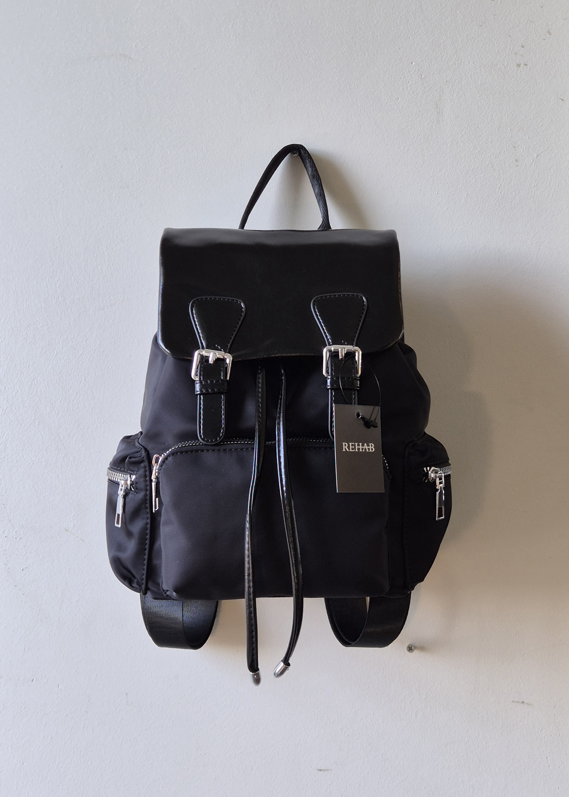 리햅 뮤브 스트랩 백팩 감도 있는 플랩디자인 퀄리티 높은 데일리 가방