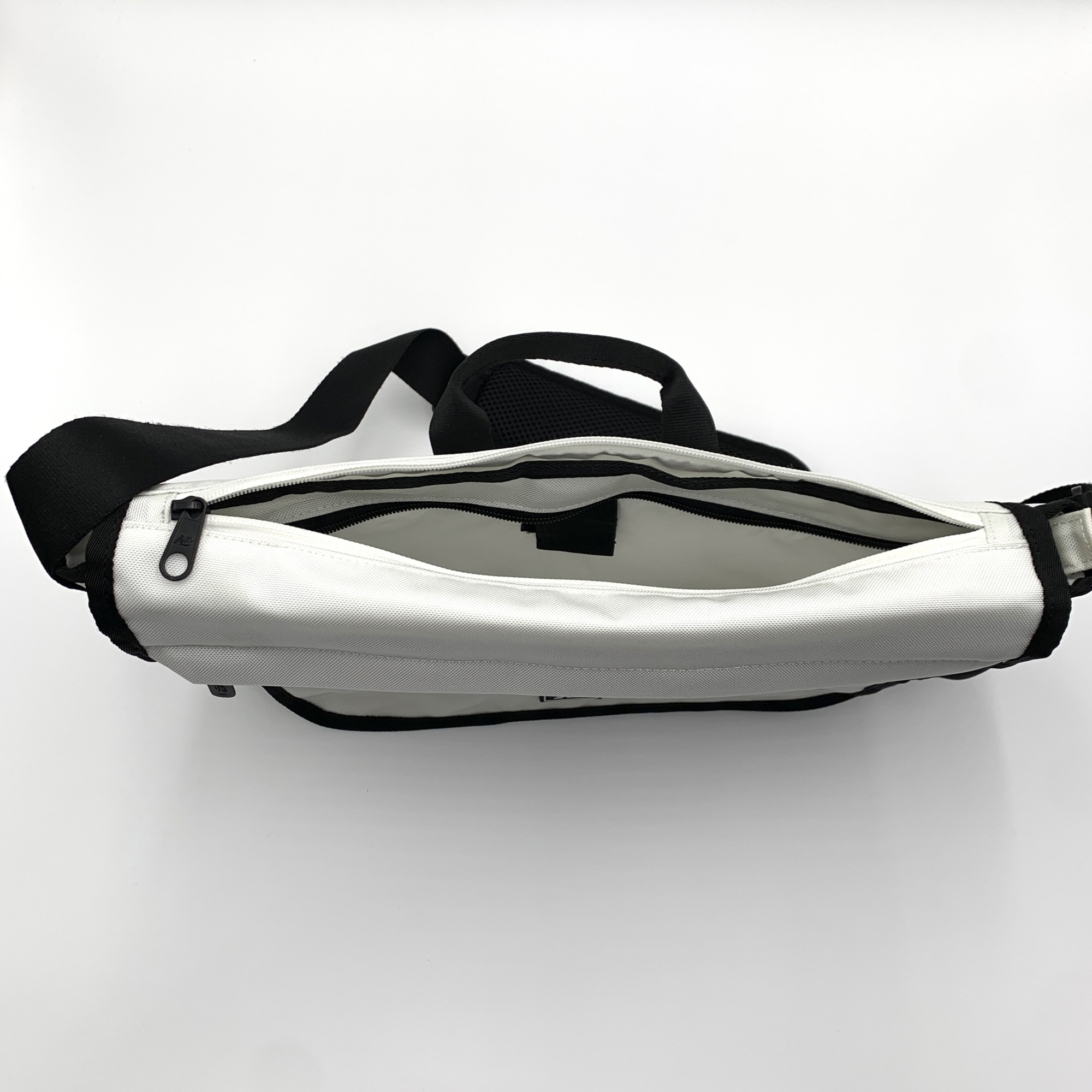 뉴발란스 키즈 에센셜 메신저백 화이트블랙