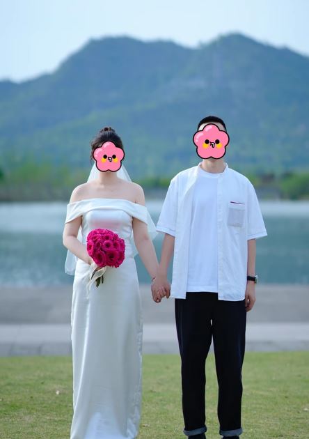 고급스러운 새틴 화이트 오프숄더 웨딩드레스 심플 셀프웨딩 본식 촬영 드레스 - 상세 이미지 4