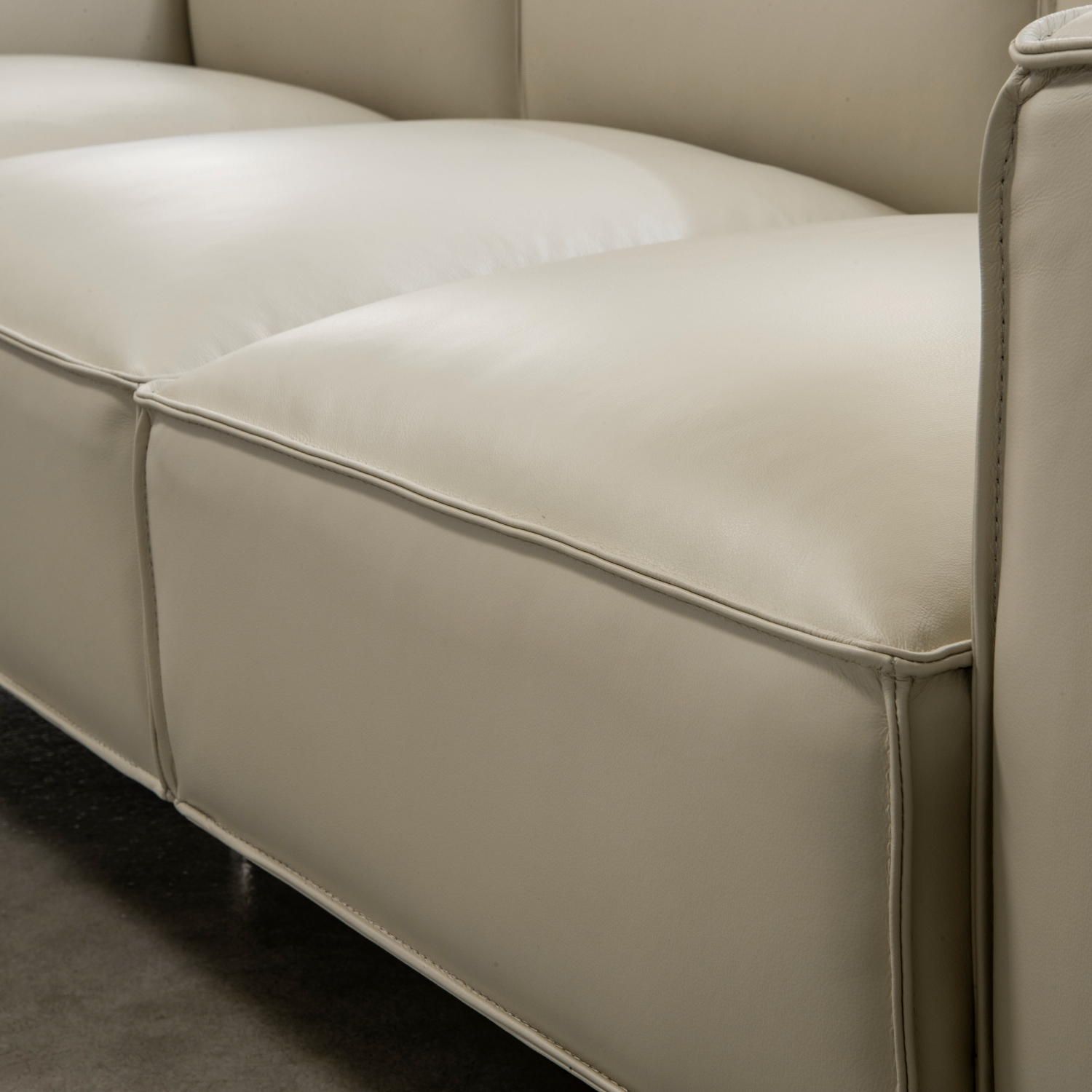 수아브 SE 03 모던 가죽 소파 천연면피 구스 통가죽 3-4인