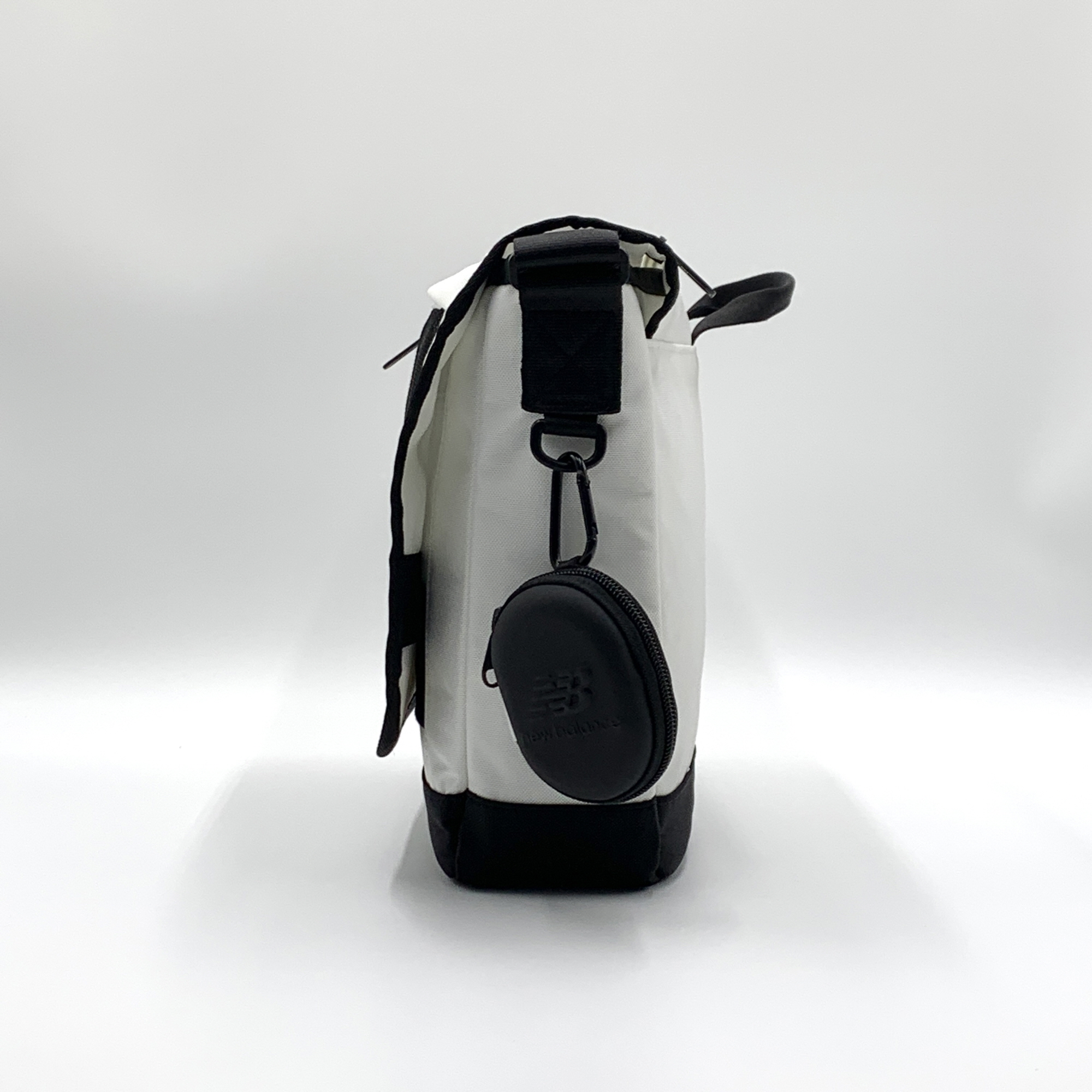 뉴발란스 키즈 에센셜 메신저백 화이트블랙